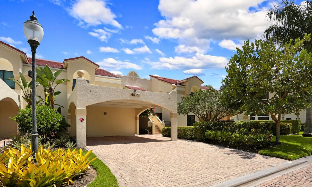 Pelican Bay Condo | Gorgeous Condo in Pelican Bay