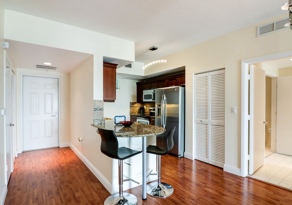 Downtown Apartment | Gorgeous Dadeland Condo Near Dadeland Mall and Baptist Hospital