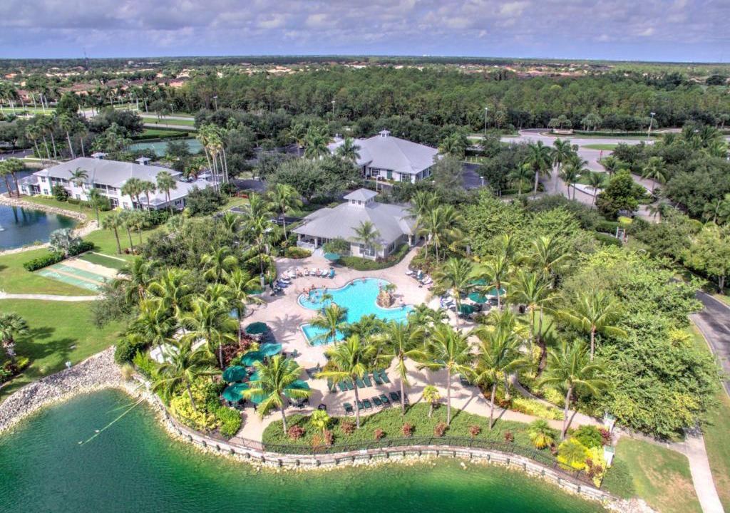 Naples House | **Gorgeous First Floor Villa in Greenlinks of Lely -Relax by the Pool, Golf at 2 Courses or Enjoy Happy Hour Next Door!**