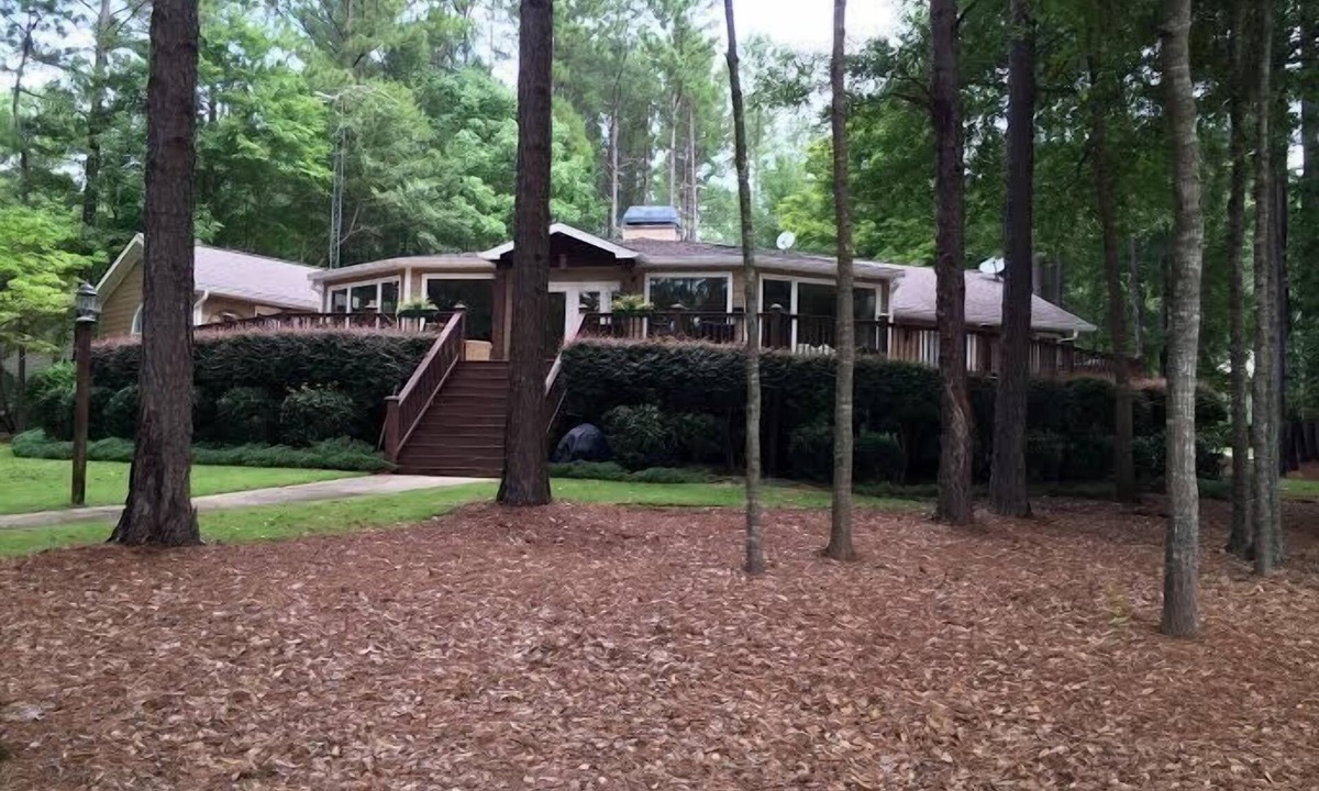 Greensboro House | Gorgeous Lake Front Home Reynolds Close to The Ritz