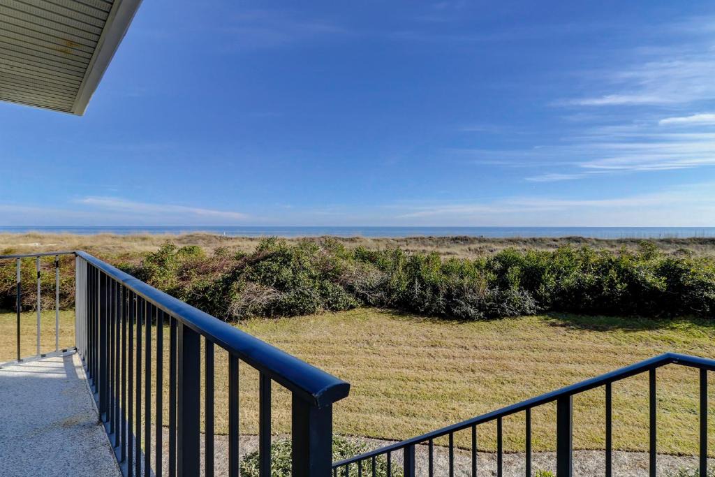 Folly Field House | Gorgeous Ocean Views King 2 Queens close to ocean Bikes & Beach Gear Included