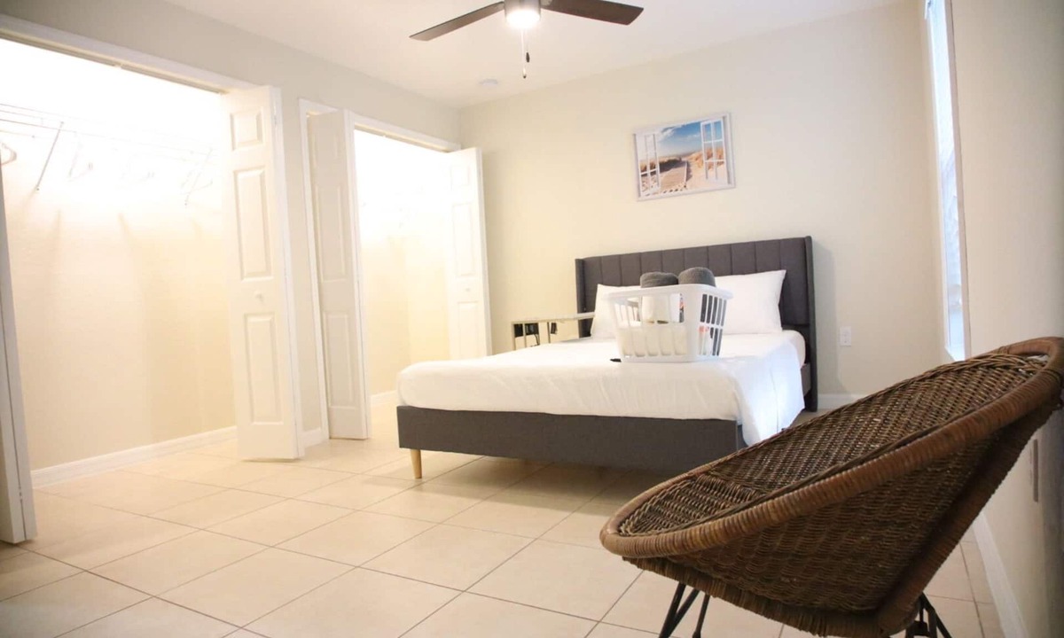 Lakeland House | Gorgeous Queen Master Suite with Private Lavatory