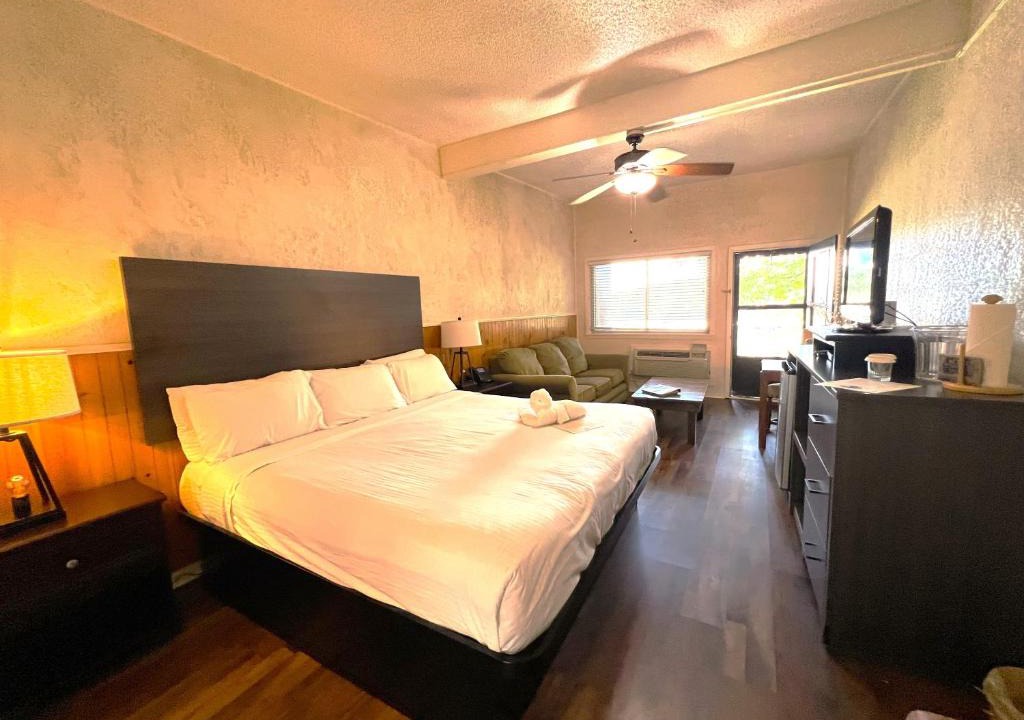 Mount Ida Hotel | GR9 - Mountain Harbor King Guest Room on Lake Ouachita