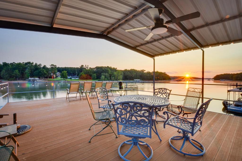 Hartwell House | Grand Lakefront Home in Hartwell w/Game Room!