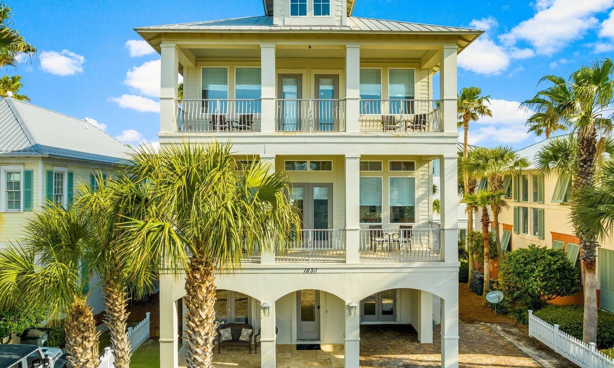 Frangista Beach House | GRAYT ESCAPE! Private Pool & Spa, 6 BR, 6.5 BATH SLEEPS 18!