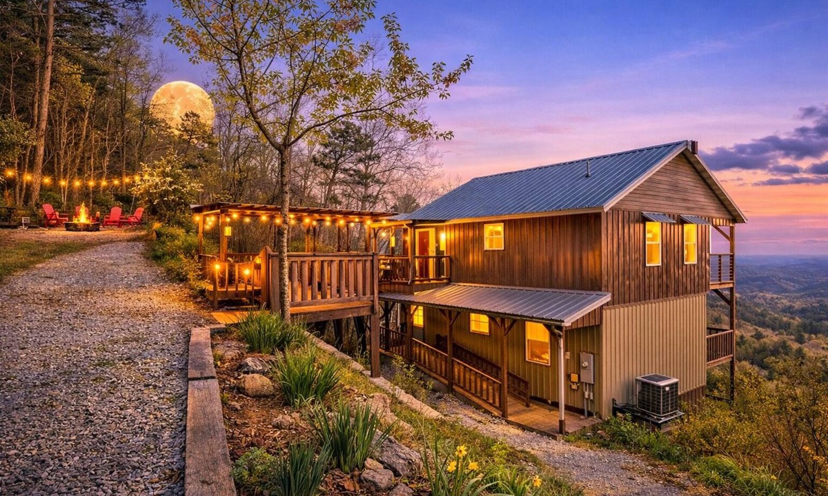 Screamer Mountain House | Great Views! Great Rates! King Bed, Firepit, Gas Grill, Dogs Free! Book Today!