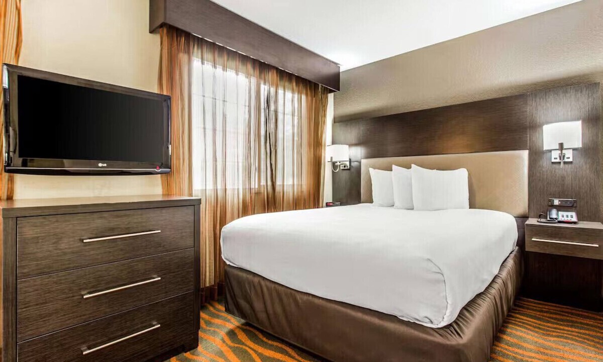 Greenville - Spartanburg Hotel | Greenville-Spartanburg Intl Queen Suite w/BF, Pool
