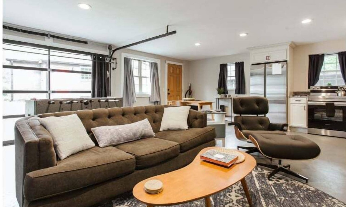 Athens House | Greenway Garage w/Firepit