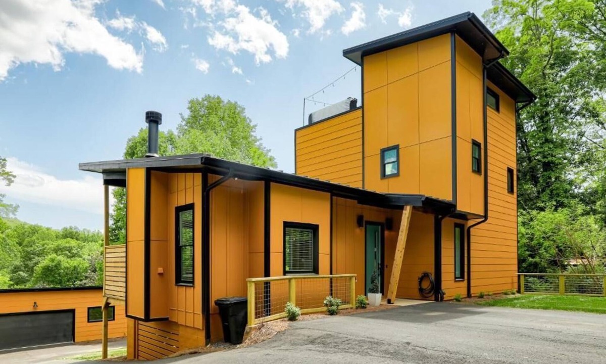 Clayton House | Groovy Palace w/Hot Tub, Sauna, & Spectacular Mountain Views!