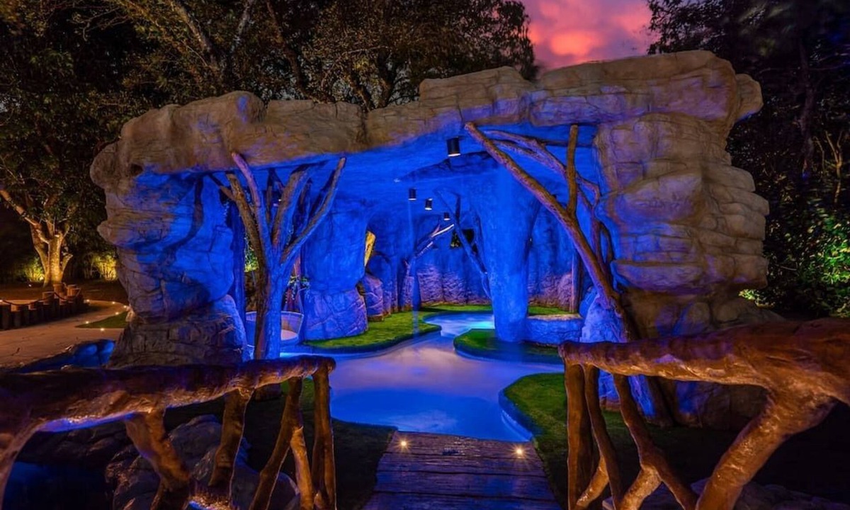 Golden Glades House | GrottoJacuzzi Retreat