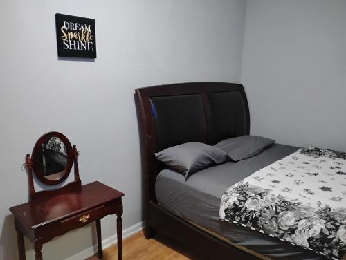 Irvington Bed & Breakfast | Grove 4- Queen bed with Private bathroom