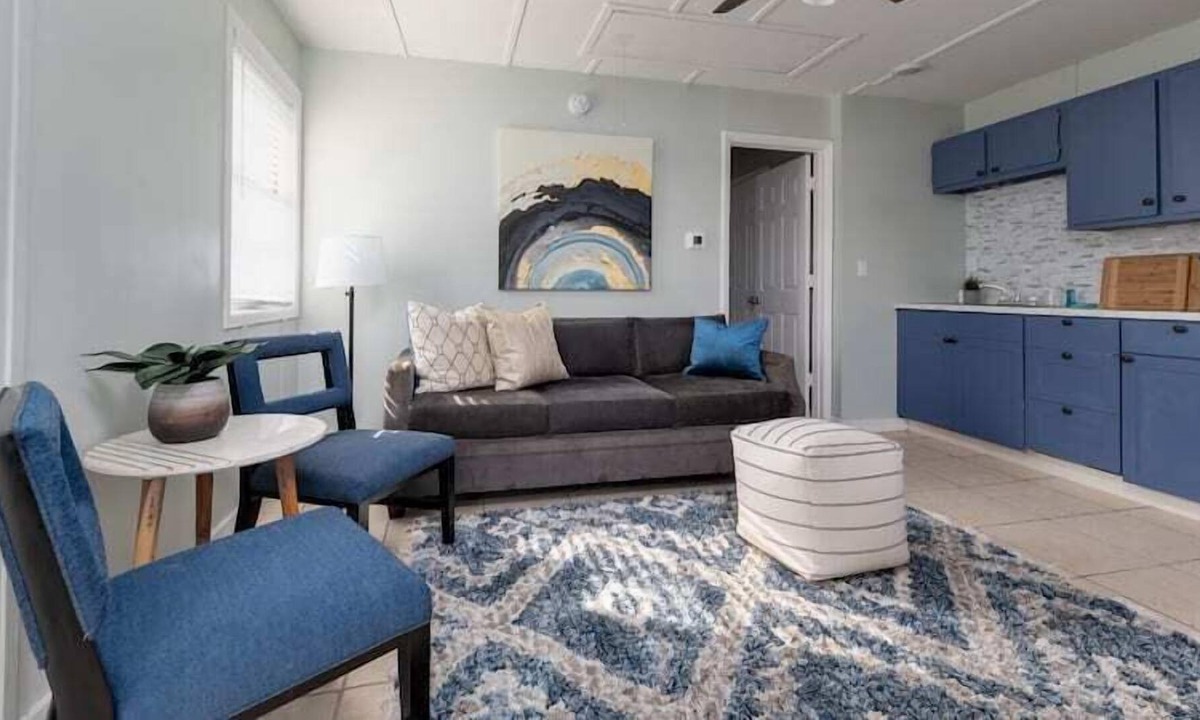 Southbank Apartment | Guest House with a Pool! Intimate spot for relaxation