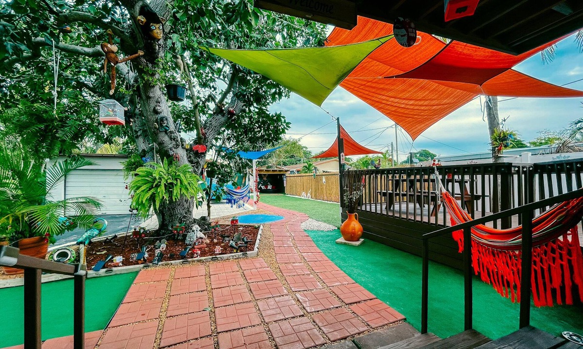 Little Ranches House | Hammocks & Mini-Golf! 10 mins from Beach! KING Bed!