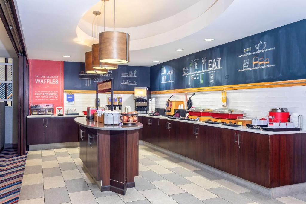 Airport North Hotel | Hampton Inn Orlando-International Airport
