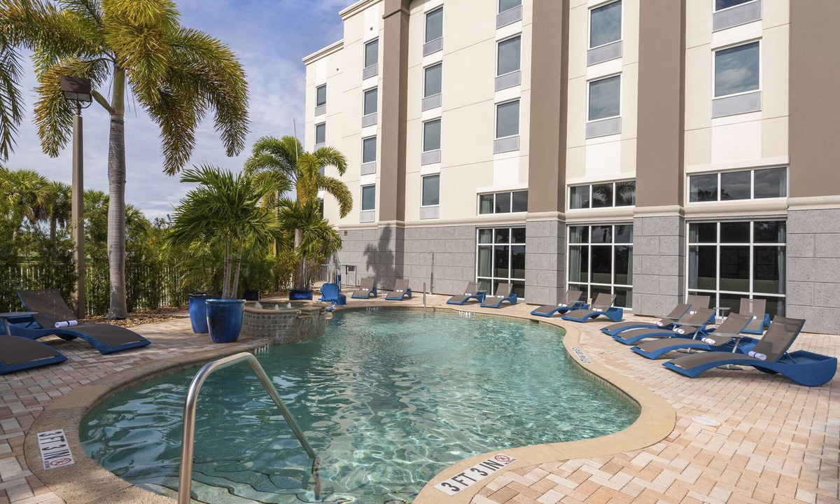 Fort Myers Hotel | Hampton Inn & Suites Fort Myers - Colonial Blvd