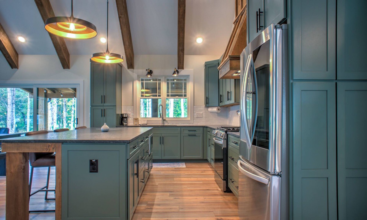 Hendersonville House | Happy Leaf Lodge by Carolina Mornings | Fire Pit, Grill, & Hot Tub♨️