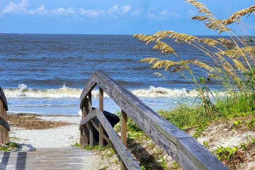 Oceanmarsh Subdivision House | Harbor Island Condo w/Pool Access: Walk to Beach!