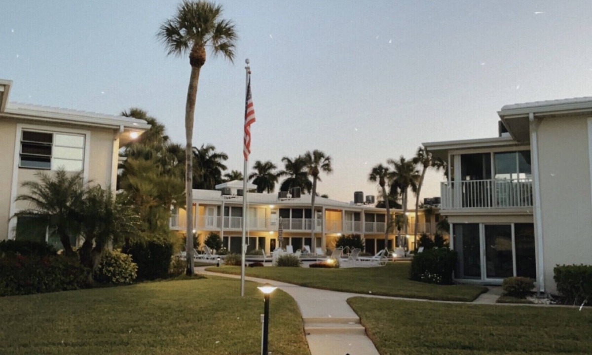 Moorings Condo | Harbour Lights Bayfront Condo. 5 minute walk to the Moorings beaches and shops.