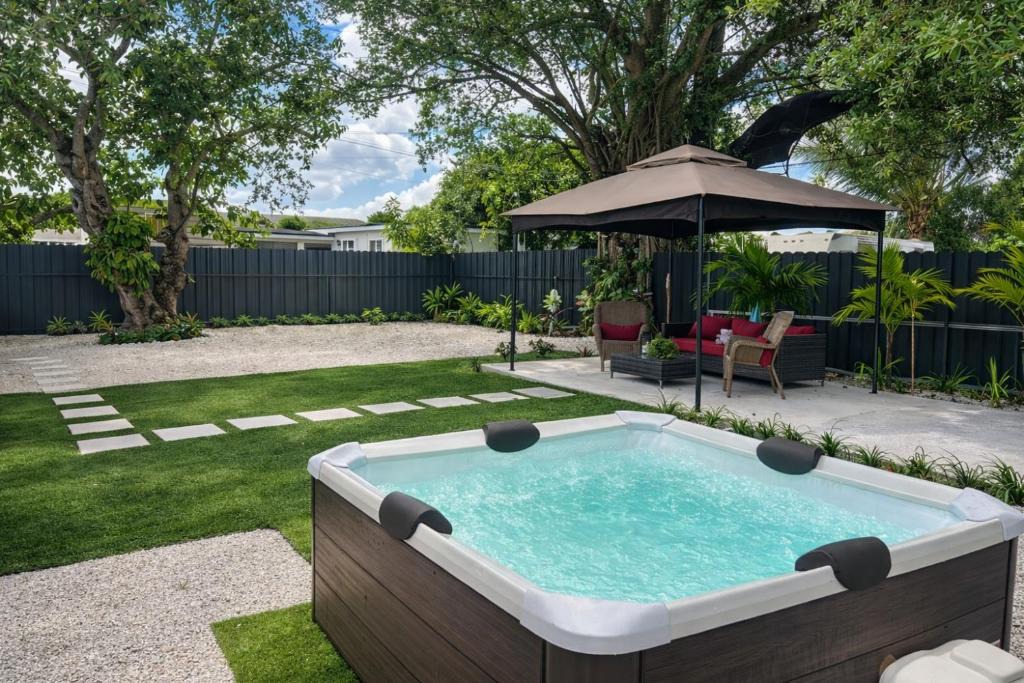 Opa-Locka House | Hard Rock Home Jacuzzi & BBQ Game room