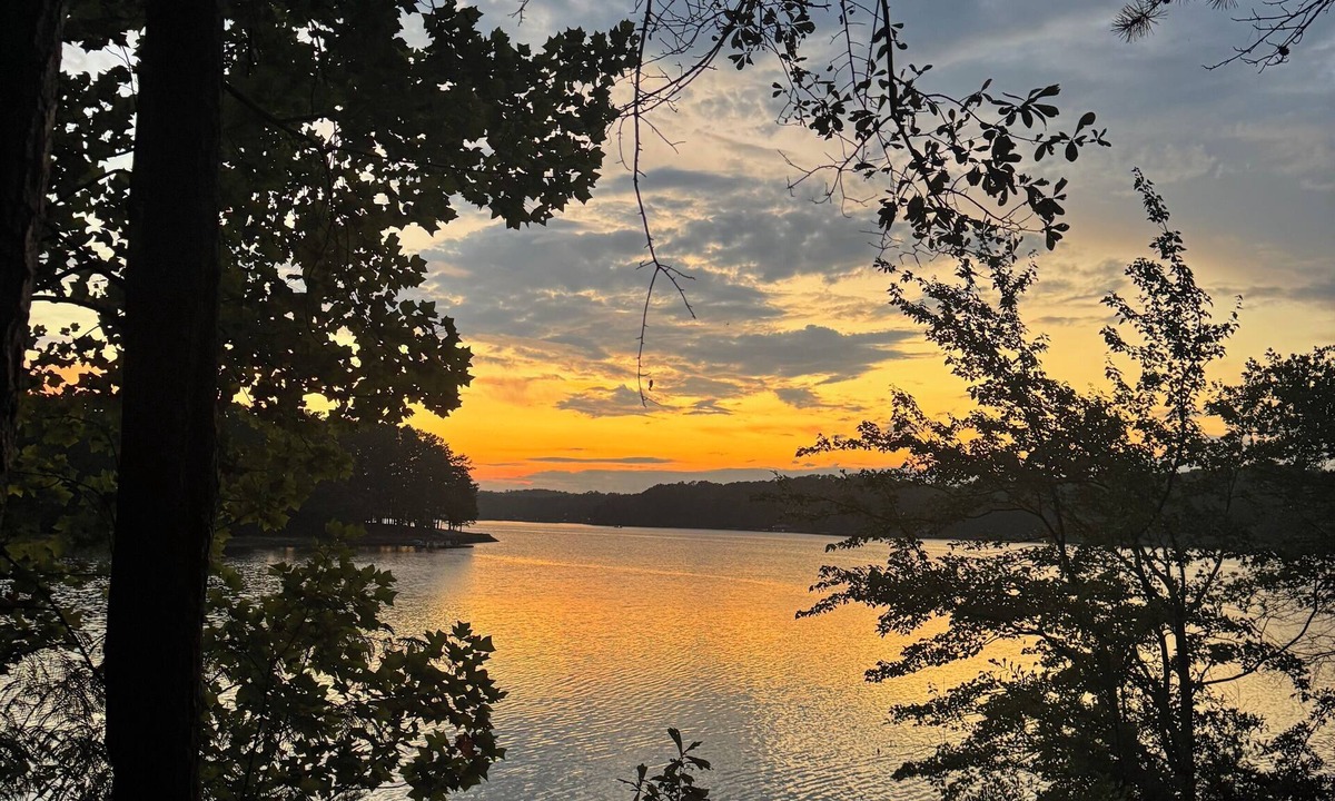 Martin Cabin | Hartwell Haven - Cozy Lakefront Cabin with Sunset Views & Deep-Water Dock