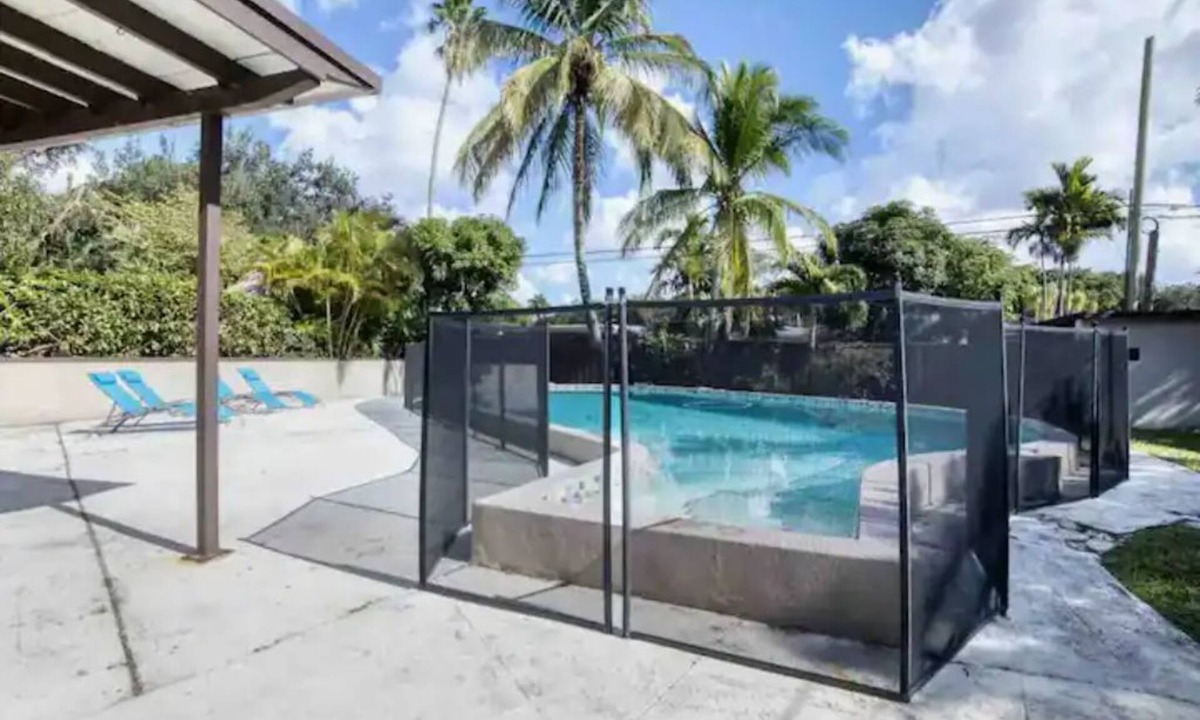 Miami Springs House | *Heated Pool* 3 Kg Bed/2 Ba Private Family Home