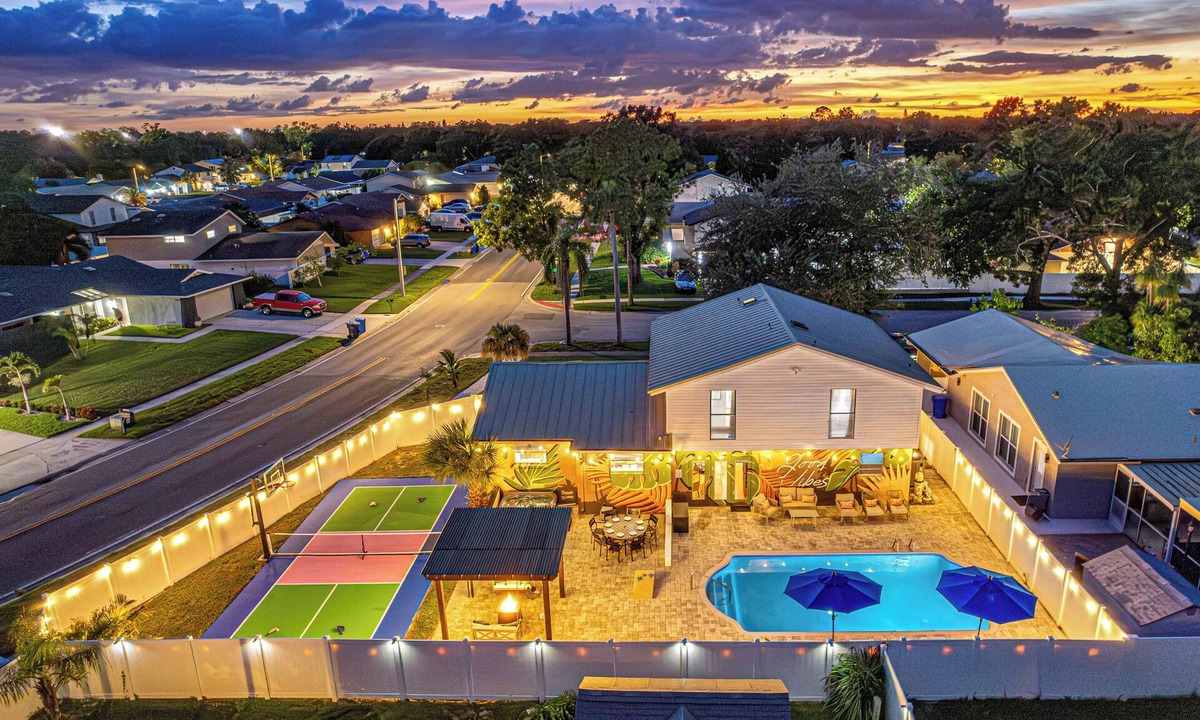 Tampa House | Heated Pool~Pickleball~Hot Tub~Game Room~Basketball~Fire Pit~Bunk Room~4 Kings