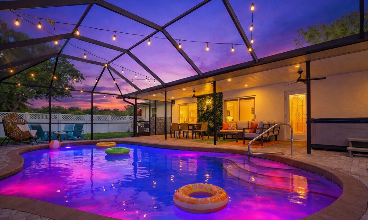 Sarasota House | 🔥 Heated Pool + Spa Sleeps 10+ Minutes to Siesta Key