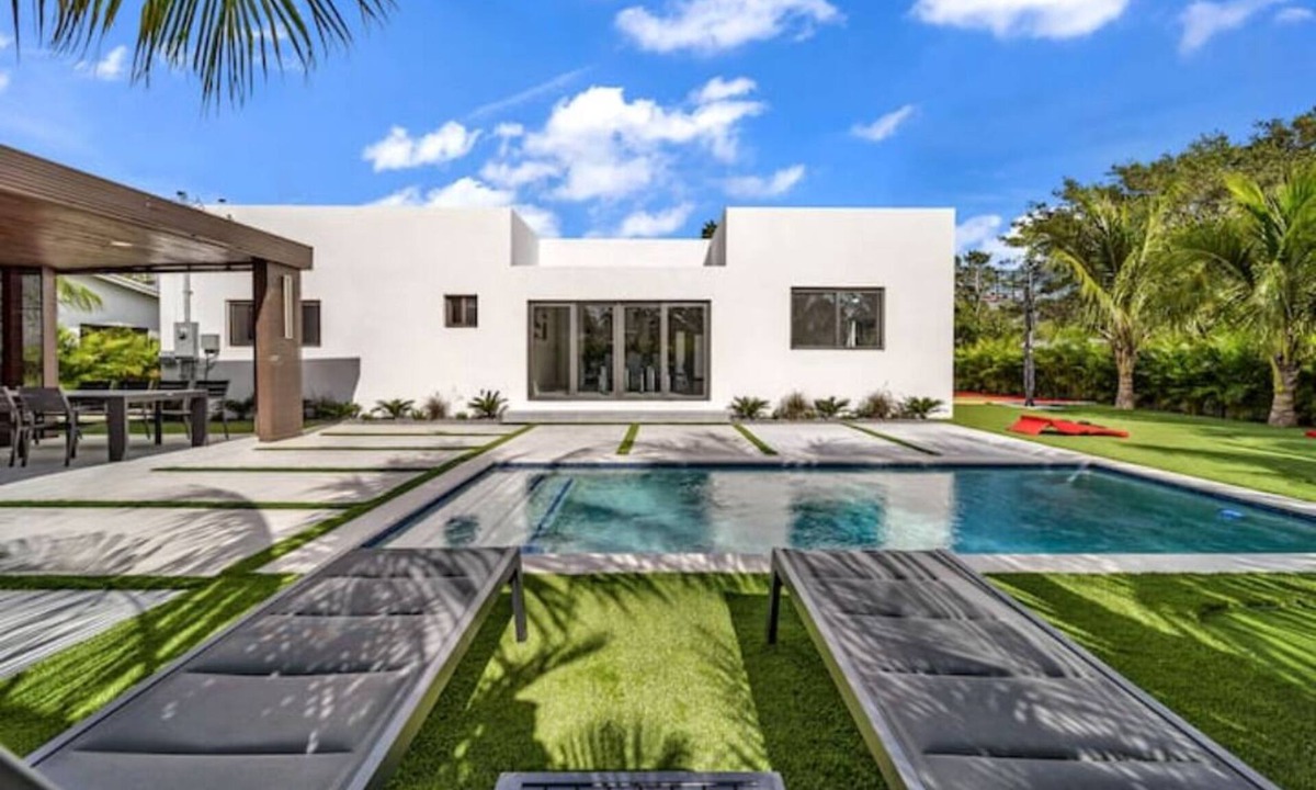 Golden Glades House | Heated Pool Villa 4BR Basketball BBQ