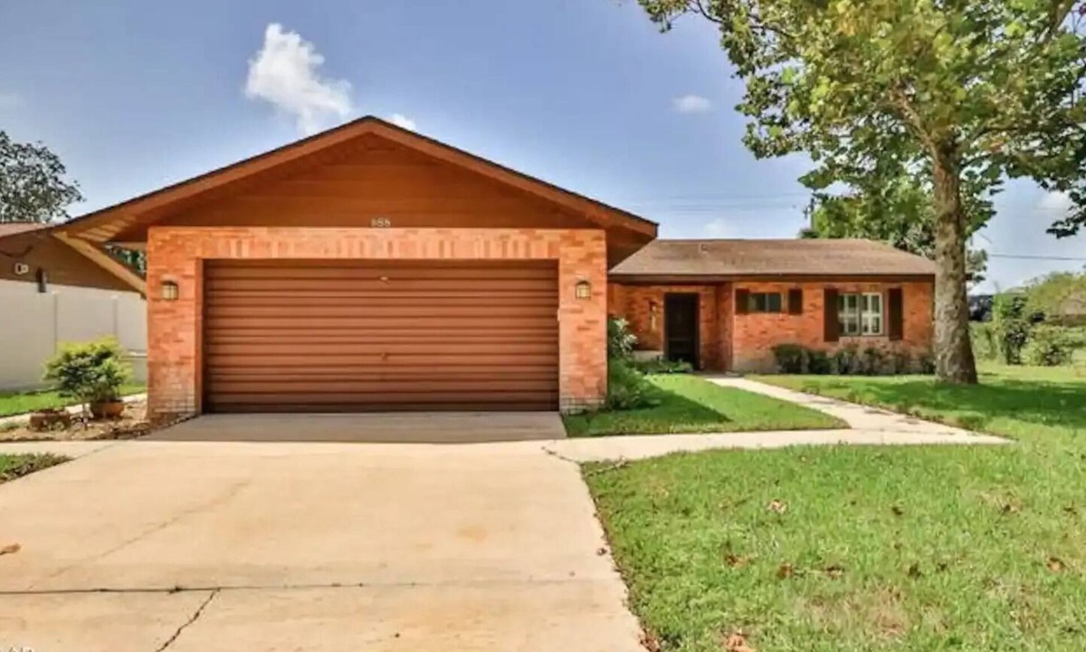 Skylake House | Heated salt water pool with SPAnn