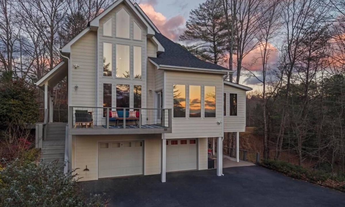 Helen Ski Chalet | Helen Haus: Golf Sim & Hot Tub Theater Retreat