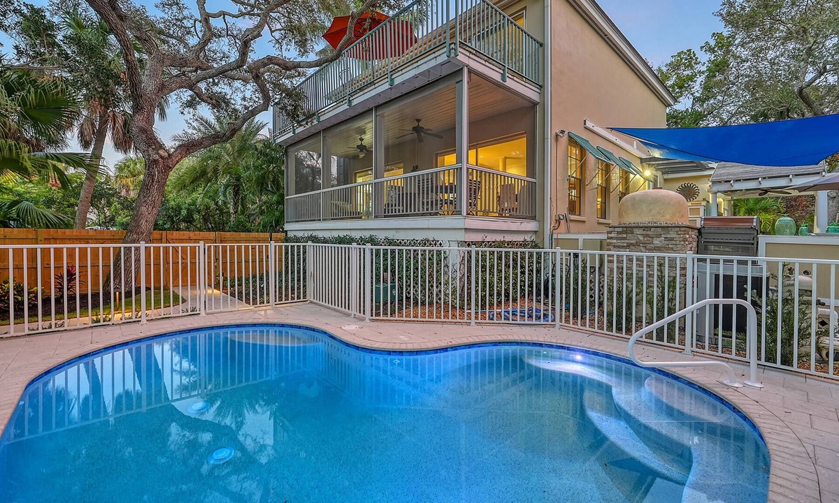 Bay Isle House | Hemingway House – Serene Siesta Key Getaway with Heated Pool, Pizza Oven