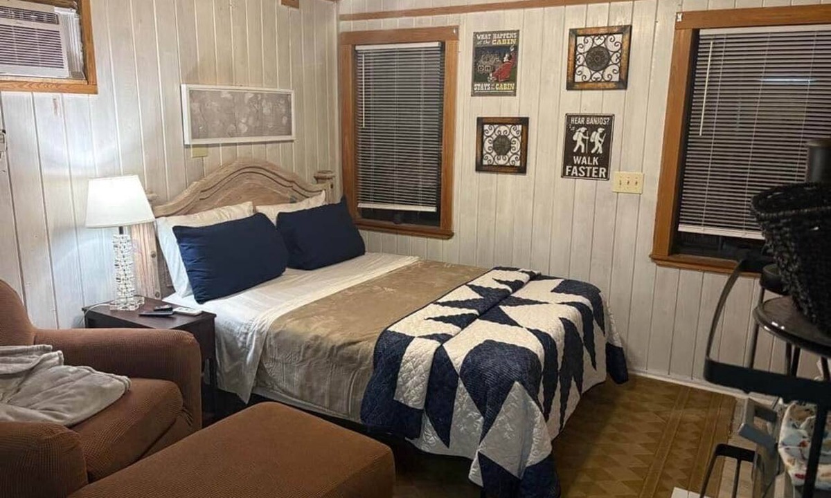 Hiawassee Cabin | Hemlock Cabin, a small cozy stay on the Hiawassee