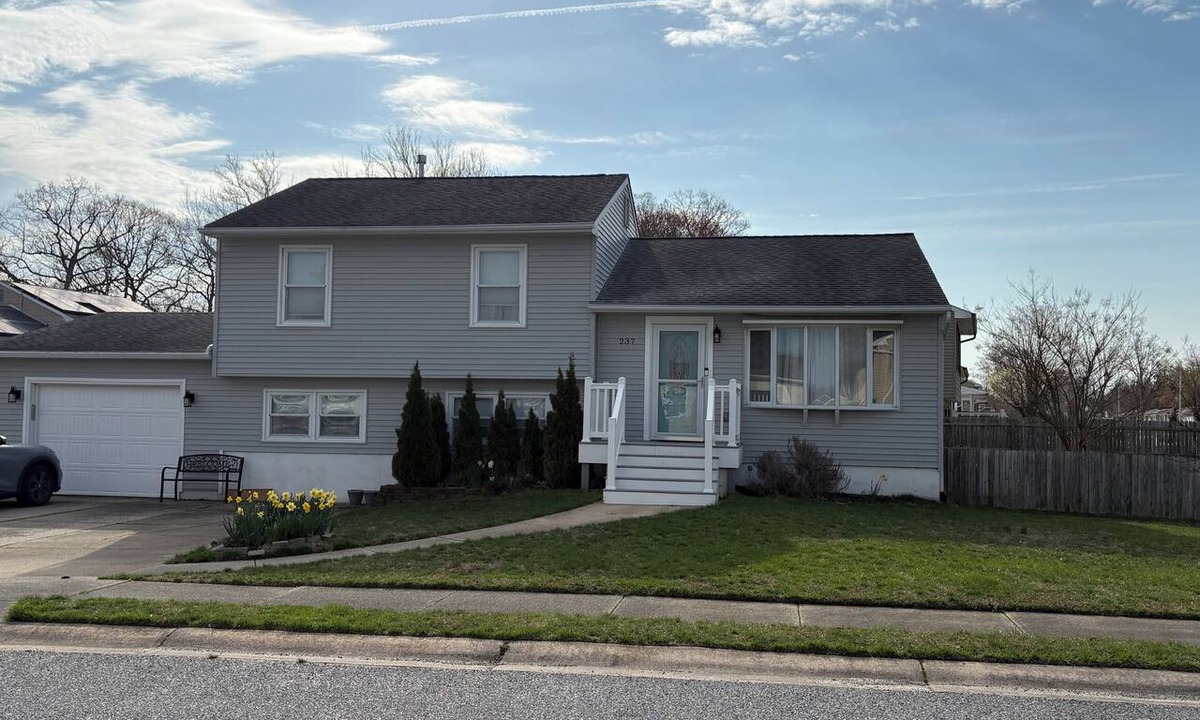 Town Bank House | Here Comes Sunshine! 4-bedroom Pet Friendly House in Peaceful Cape May