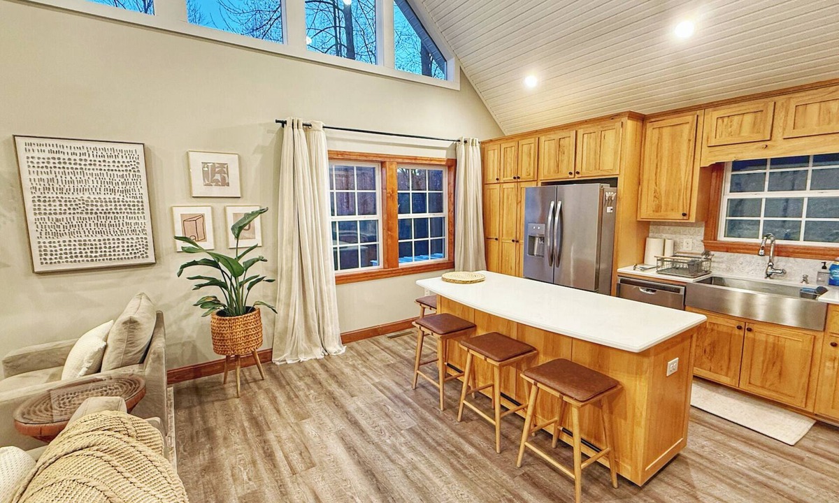 Sylva House | Heron's Loft! Beautiful 2-bedroom house in Sylva, above the Tuck and near WCU!