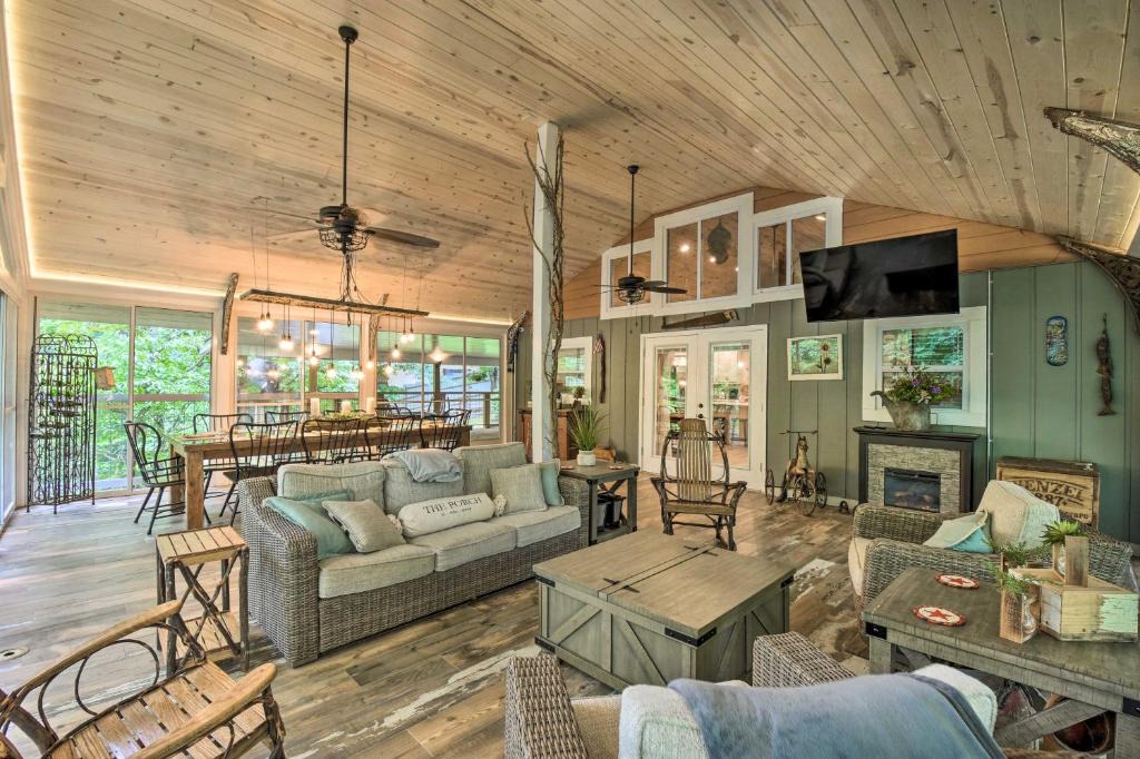 Hiawassee House | Hiawassee Getaway w/Hot Tub, Deck & Lake Access!