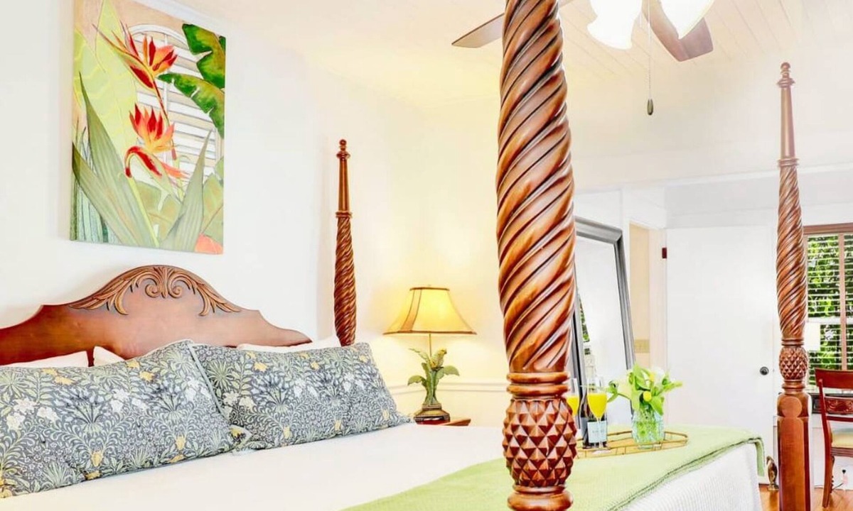 Fort Myers River District House | Hibiscus House Bed & Breakfast Inn Parrot Room
