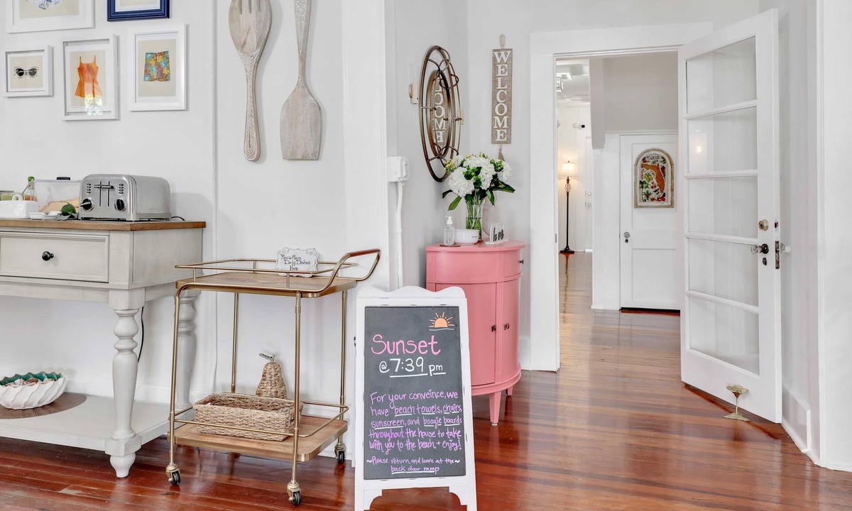 Fort Myers River District House | Hibiscus House Bed Breakfast Inn Flamingo Suite