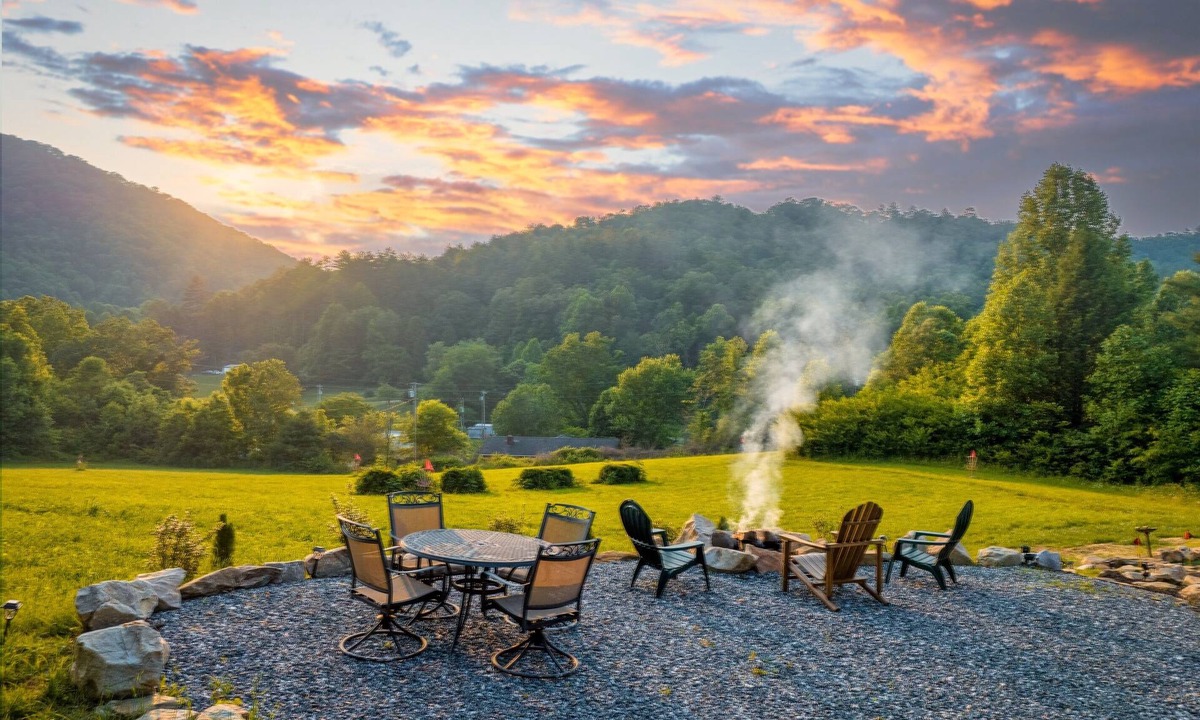 Robbinsville Cabin | Hidden & Cozy Mountain Gem ~ Tail of the Dragon!