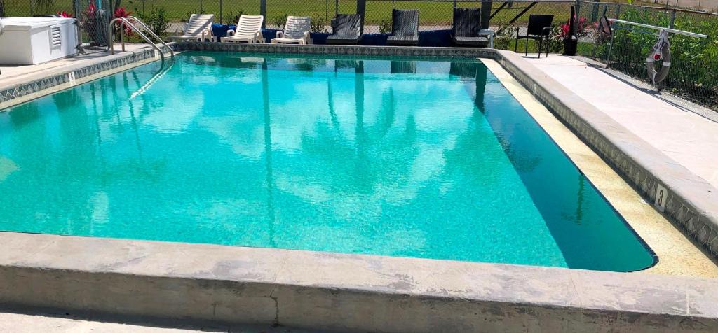 Mid Island Hotel | Hideaway Village