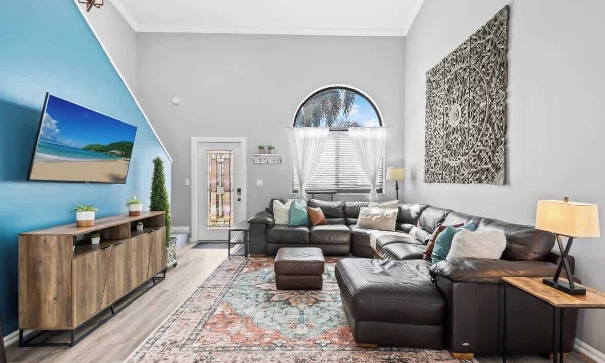 Dania Beach House | High ceilings *5 min to FLL* pool & game room!