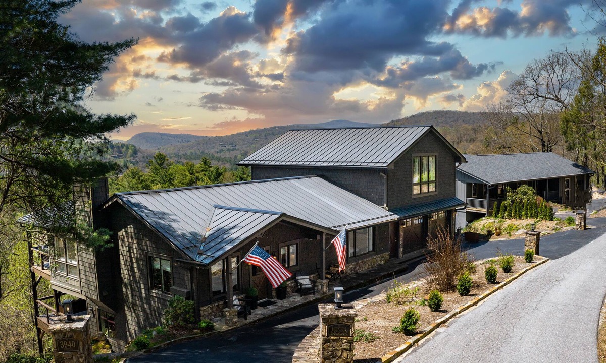 Highlands House | High Noon: Modern Mountaintop Home w 2 Covered Porches, Firepit | Pet Friendly