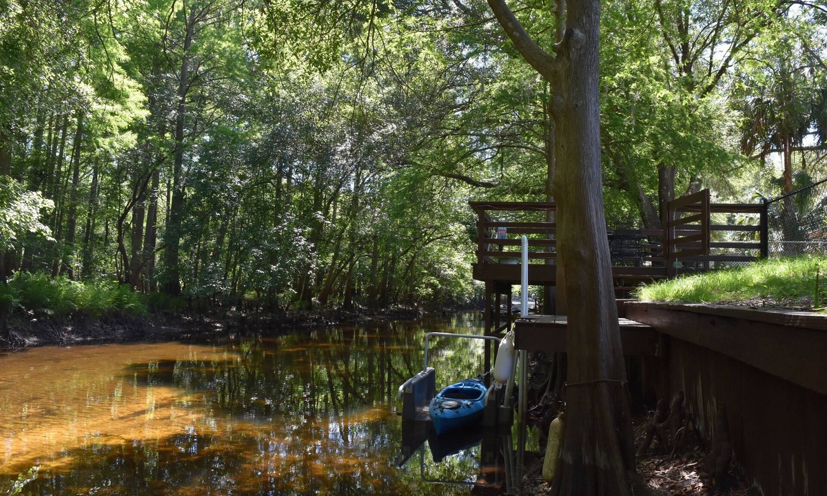 Dunnellon House | High speed internet, bikes kayaks fenced backyard, pet friendly on Withlacoochee