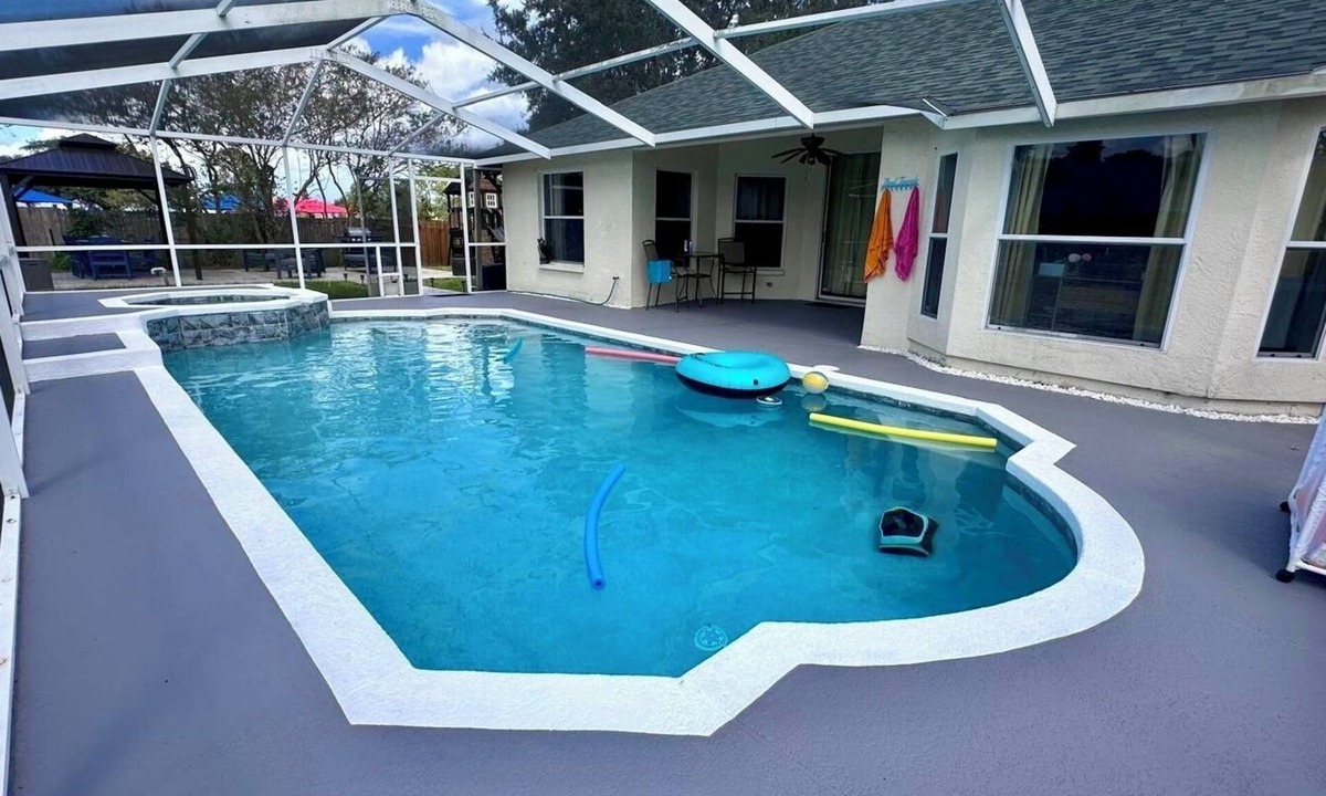 Providence Lakes House | High Tide Getaway/Spacious 4 bed house in Brandon with pool and hot tub/Fits 12