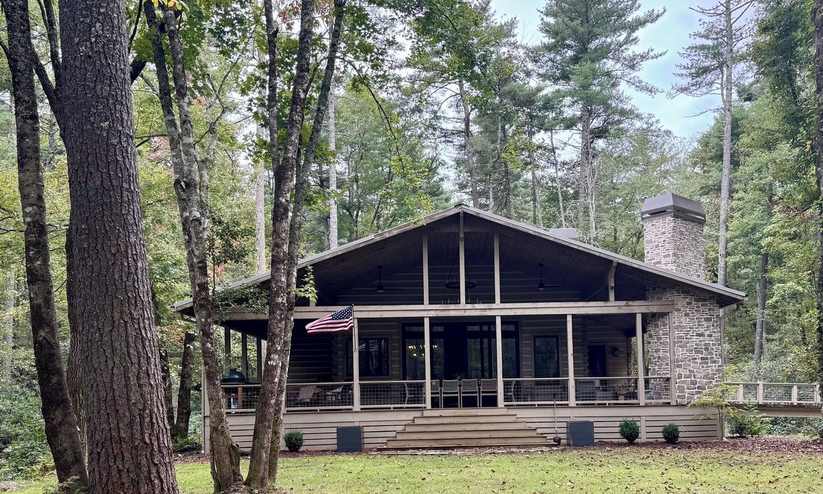 Highlands House | Highlands Cabin on Big Creek in Horse Cove.