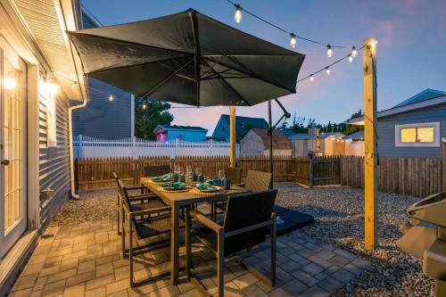 Wall House | Highly Rated Beach House Blocks to Beach & Main St 6 Badges, Patio, Grill