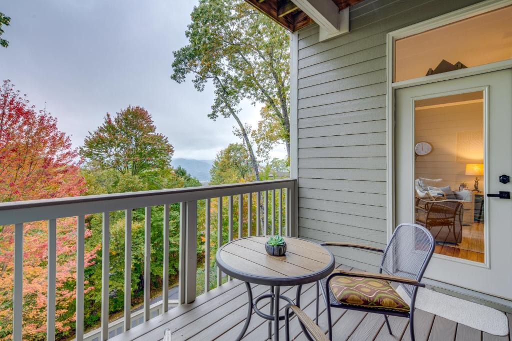Mountain Air House | Hike & Ski: Mtn-View Gem w/Balcony in Burnsville!