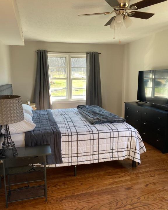 Travelers Rest House | Hiker's Retreat modern 3 bedroom home with 2 baths