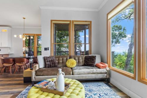 Mountain Air House | Hiking On-Site: Mtn-View Burnsville Condo!