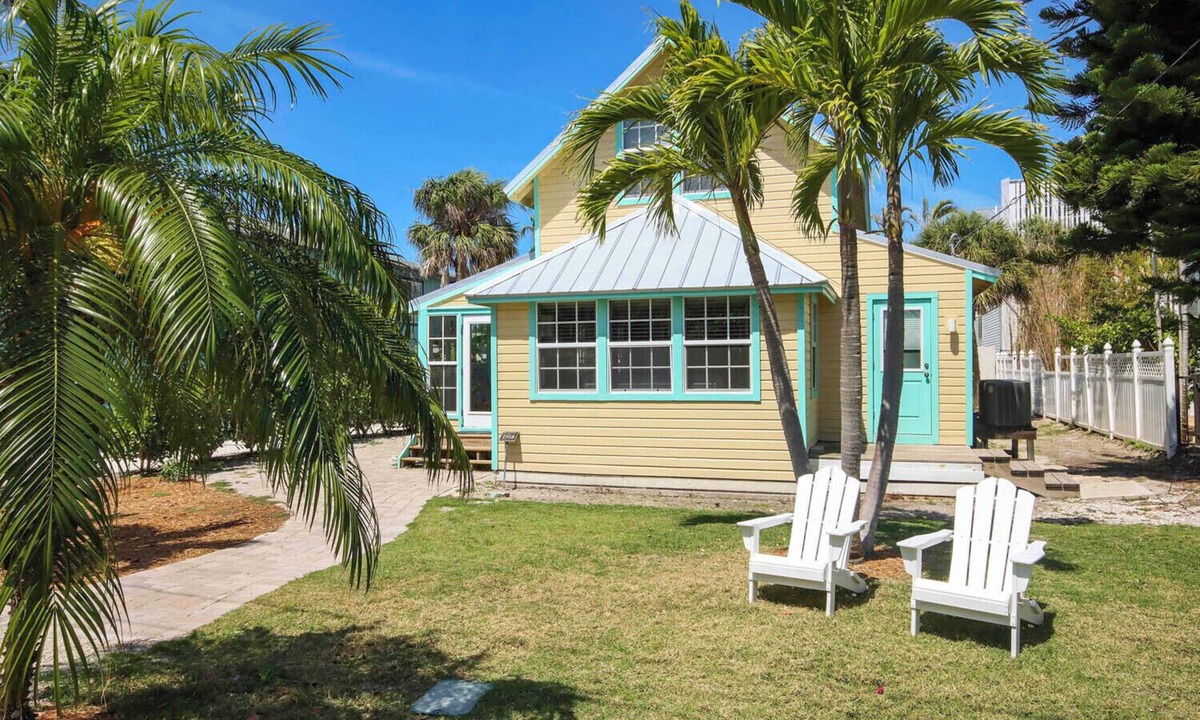 Captiva House | Historic 3BR Cottage with Optional Upstairs Suite, Steps to Beach & Village
