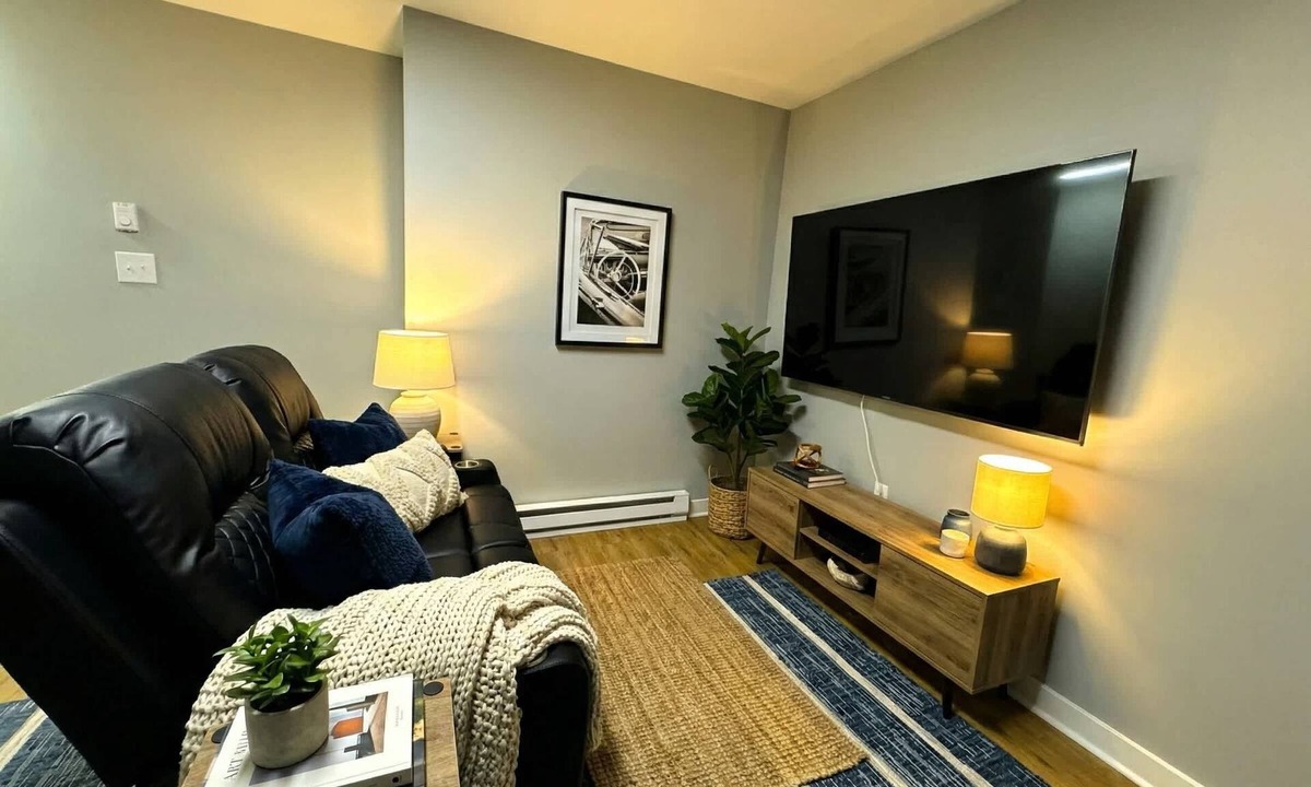 Wilmington Apartment | Historic Apt: King Bed & Workspace